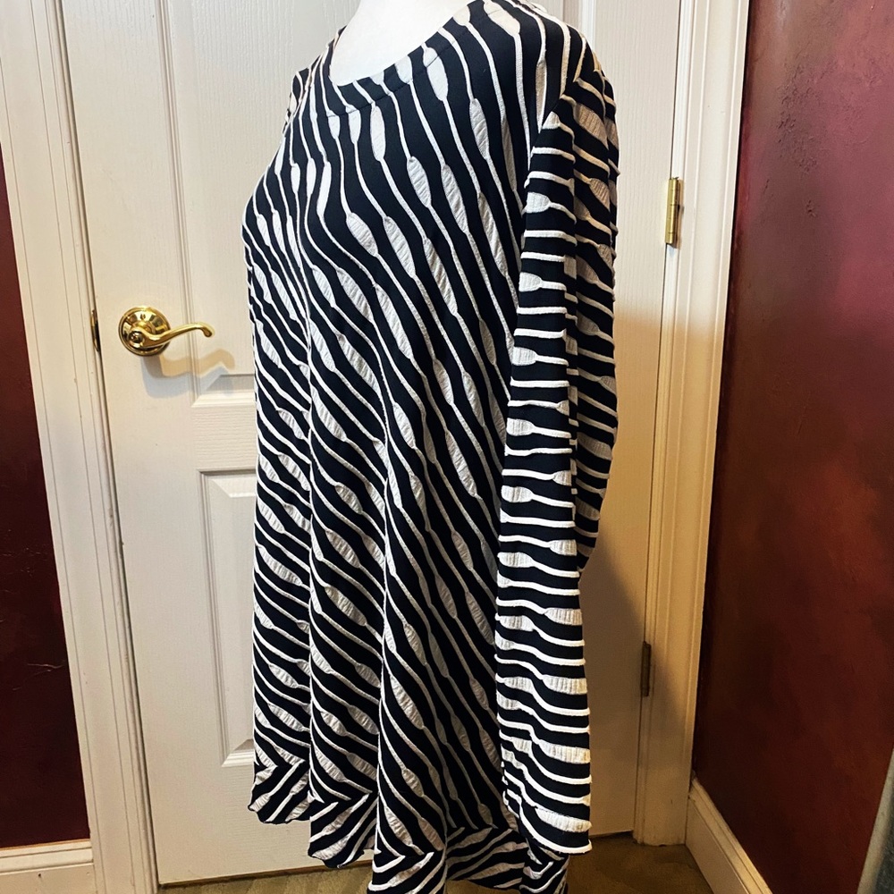 Moonlight Lightweight Textured Back Button Tunic - image 3